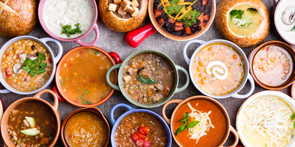 mesa com diversos alimentos